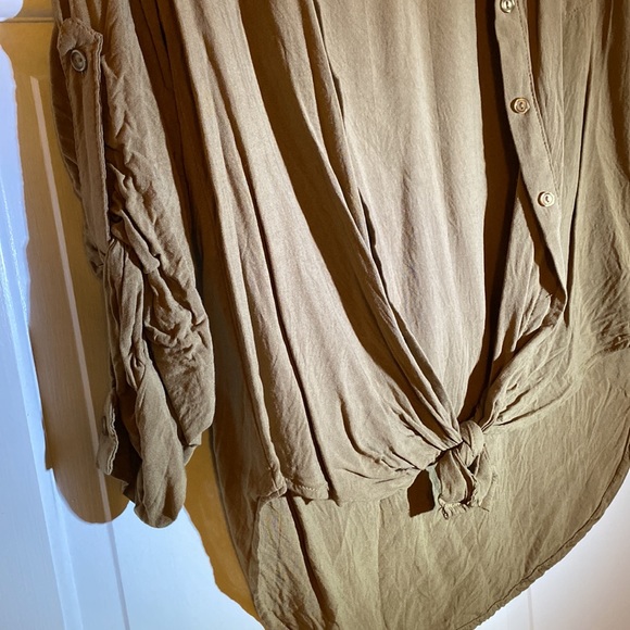 Button down - Picture 3 of 3